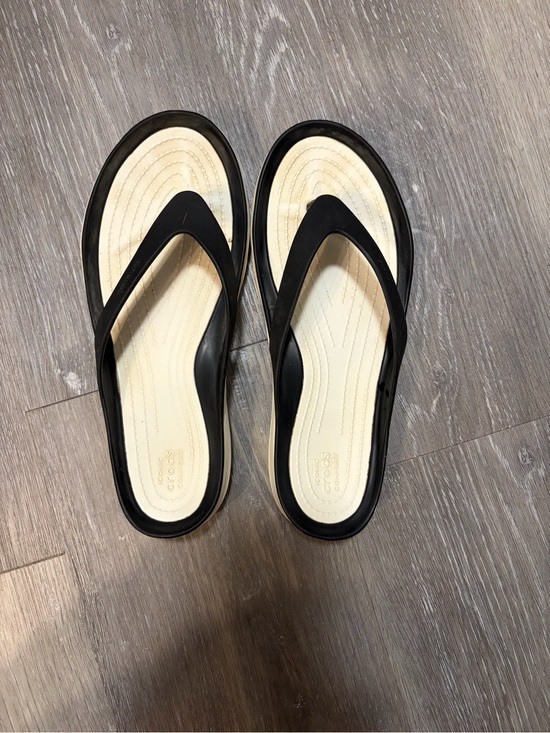CROCS Shoes - CROCS Women's Swiftwater      Black and Cream Flip-Flop Size 8